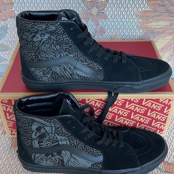 Vans Men’s Sk8-Hi
Raven Skull Black/Black
VN000TS9BKA
Sneakers - Picture 11 of 16